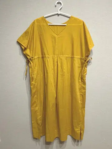 머스타드 컬러 V넥 반팔 원피스 as know as