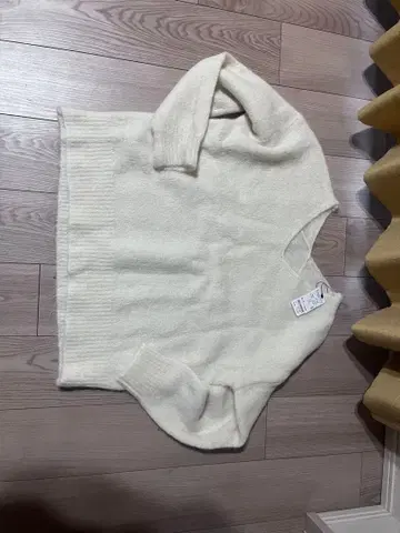 아이보리 V넥 스웨터 M 사이즈