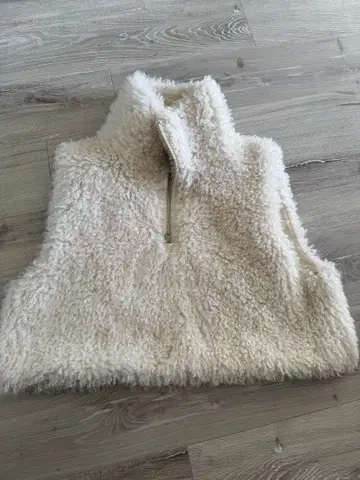 크림색 플리스풍 하이넥 베스트