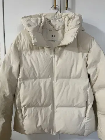 유니클로 심리스 다운 파카 S 화이트 아이보리 새상품급