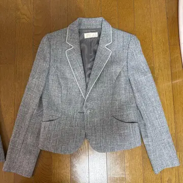 그레이 테일러드 자켓과 타이트 스커트 세트