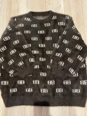 샤기 로고 긴팔 스웨터