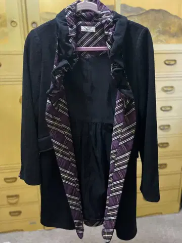 프릴 달린 블랙 롱 코트