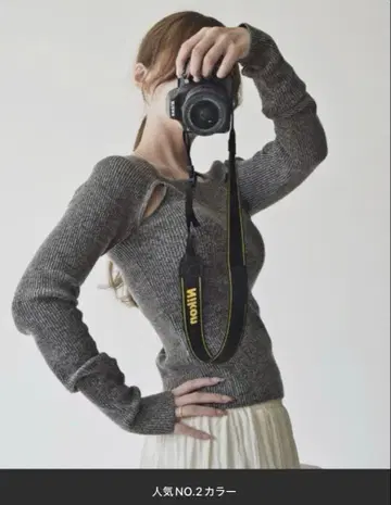 Reurie' 슬릿 숄더 니트 차콜 그레이