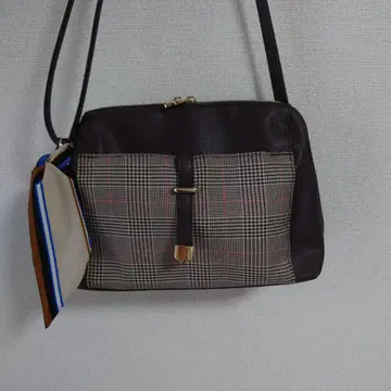 체크 무늬 숄더백