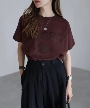 완판템! 인기! 칼리지 자수 피그먼트 T셔츠 브라운 봉쥬르 사간!