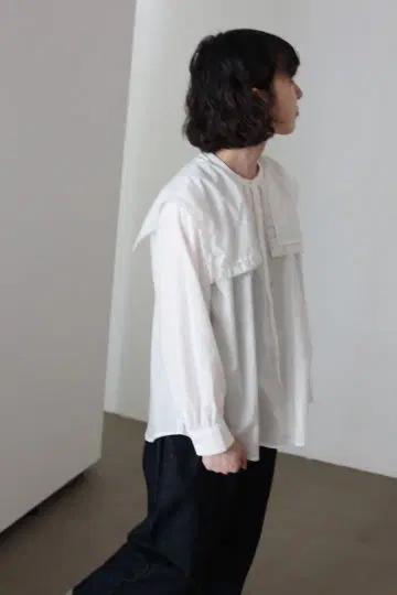 CLASKA HAU / 스퀘어 칼라 블라우스 셔츠 화이트