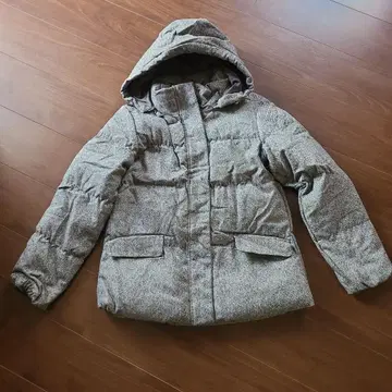 후드 부착 그레이 계열 다운 자켓