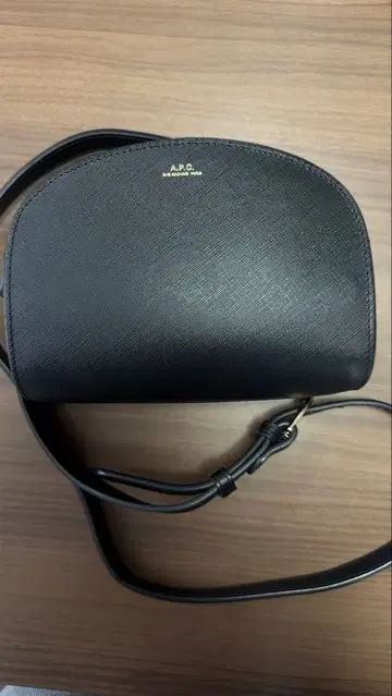 A.P.C. 블랙 숄더백