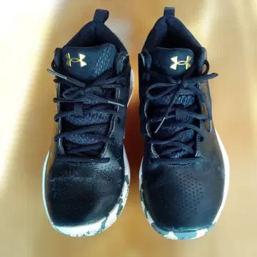 언더 아머 블랙 스니커즈