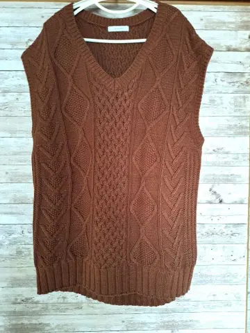 지나시스 브라운 케이블 니트 V넥 니트 베스트 슬리브리스