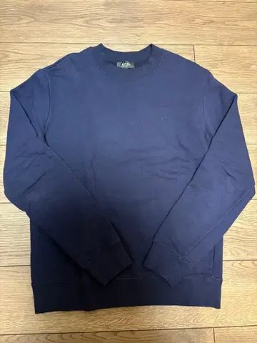 A.P.C. 네이비 크루넥 맨투맨