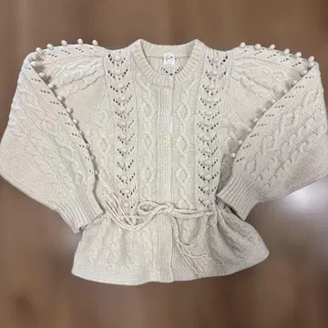 크림색 케이블 니트 긴팔