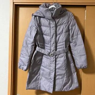 후드 부착 라이트 그레이 무릎 위 기장 다운 자켓