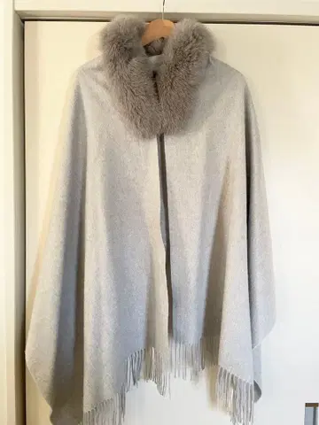 [새상품급] EPOCA 퍼 달린 케이프 코트 판초