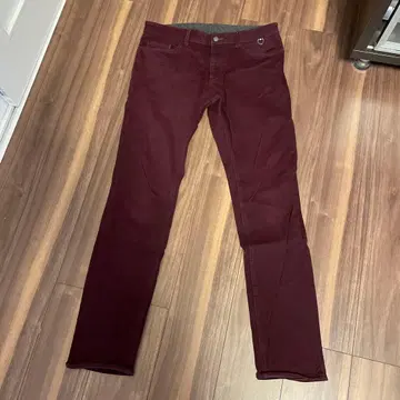 버건디 슬림핏 데님 팬츠