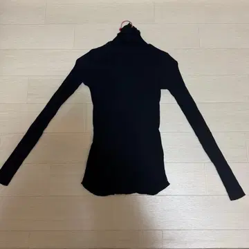 SOEJU 소주 캐시미어 혼방 터틀넥 티셔츠 블랙