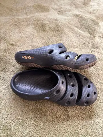 KEEN 블랙 클로그 샌들