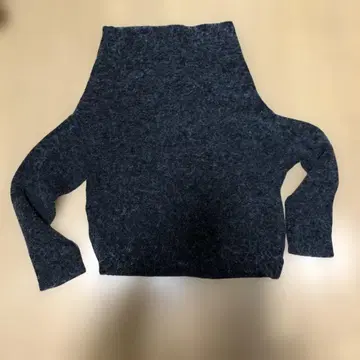 다크 그레이 하이넥 니트 스웨터