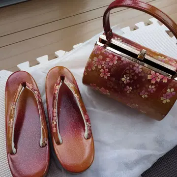 벚꽃 패턴 조리와 빨간색 클러치백 세트