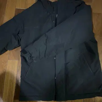 블랙 후드 부착 다운 자켓