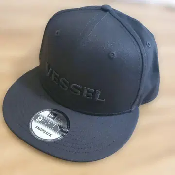 Vessel 베젤 로고 자수 캡 뉴에라 블랙