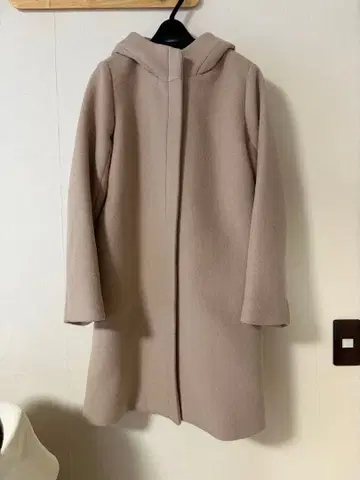 후드 부착 베이지 코트