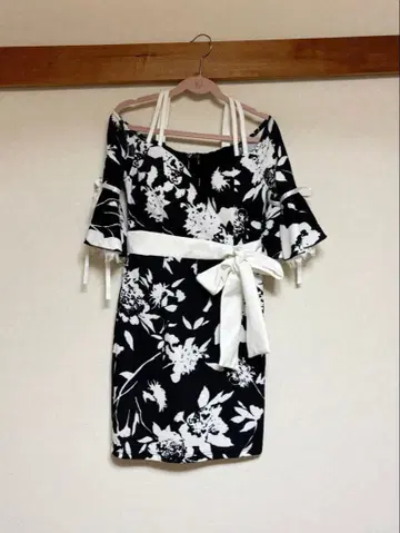 꽃무늬 오프숄더 타이트 드레스