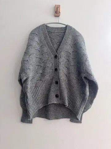 Lumier 그레이 뜨개질 무늬 긴팔 가디건