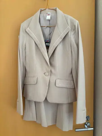 새상품급 마루이 구매 베이지 싱글 버튼 블레이저 사이즈 S