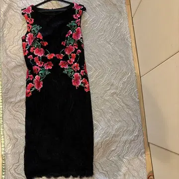 TADASHI SHOJI 자수 슬리브리스 원피스 4 사이즈