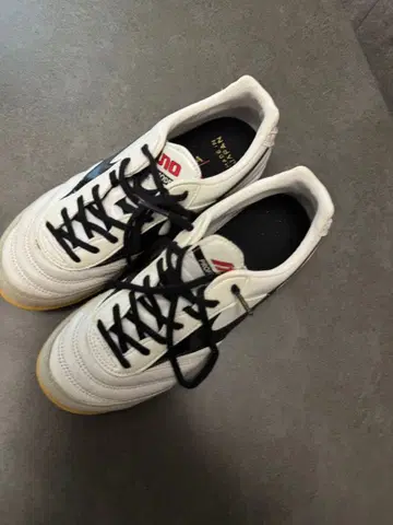 모렐리아 데스포르티보 풋살화 화이트/블랙