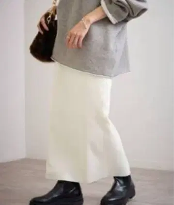 프레임워크 총침 타이트 스커트 화이트 화이트 두지엠 클라세 라빠르망