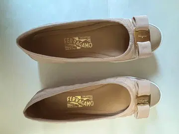 FERRAGAMO 베이지 플랫슈즈