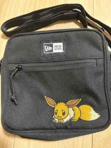 뉴에라 포켓몬 스퀘어 숄더 파우치 이브이