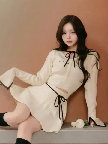 허리 오픈 리본 디자인 니트 미니 원피스