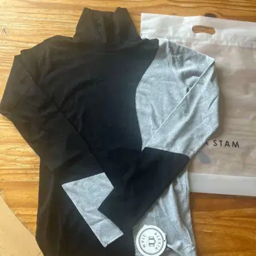 ALEXIA STAM 터틀넥 스웨터 블랙 그레이