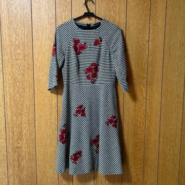 COTOO 체크 무늬 꽃 자수 7부 소매 원피스