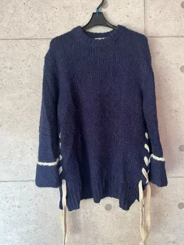 미라 오웬 사이드 레이스업 배색 리본 니트 블루