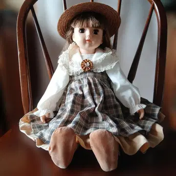 체크 무늬 드레스 인형