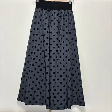 그레이 바탕에 블랙 도트 무늬 플레어 스커트