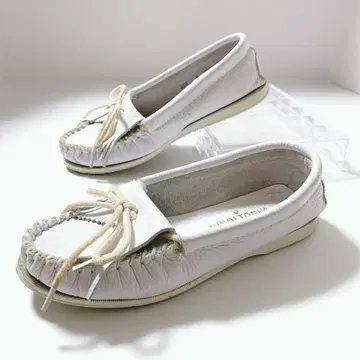 새상품급 23cm 미네통카 프린지 달린 모카신 가죽 로퍼 204 화이트