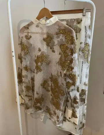 AMERI VINTAGE UND MOYA SPANGLE TOPS