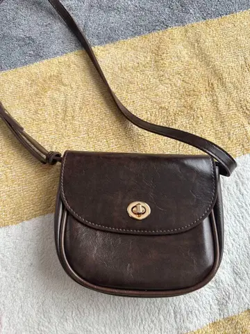 다크 브라운 가죽 숄더백