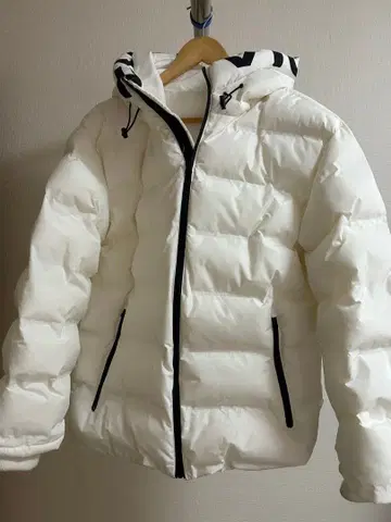 화이트 다운 자켓 후드 부착