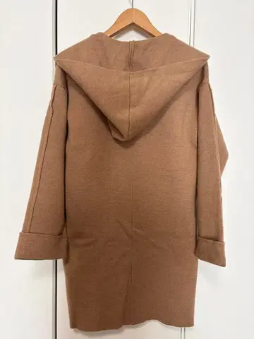 후드 부착 베이지 코트