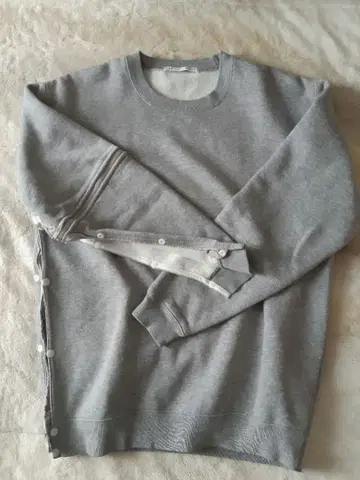 KIRARERU 버튼 부착 맨투맨 (오른팔용)