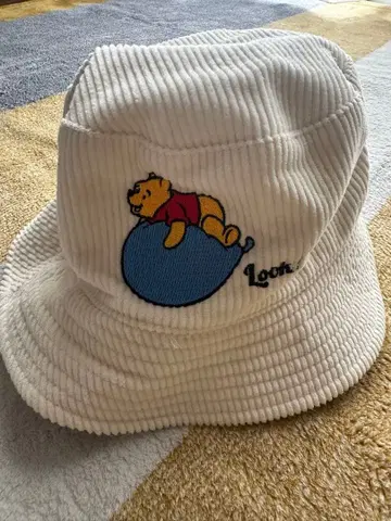 푸우 자수 코듀로이 버킷 햇