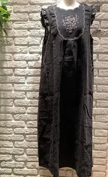 로즈 패턴 자수 민소매 원피스