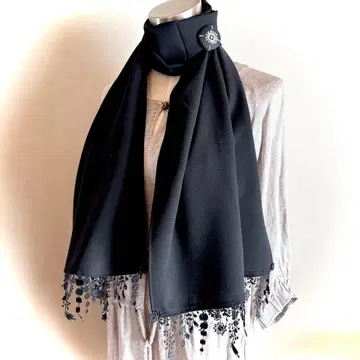 미나 페르호넨 핸드메이드 anemone 브로치와 울 유연한 스톨. 블랙.